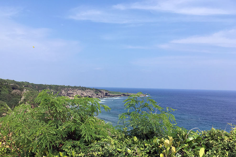 喜屋武岬から海を眺める