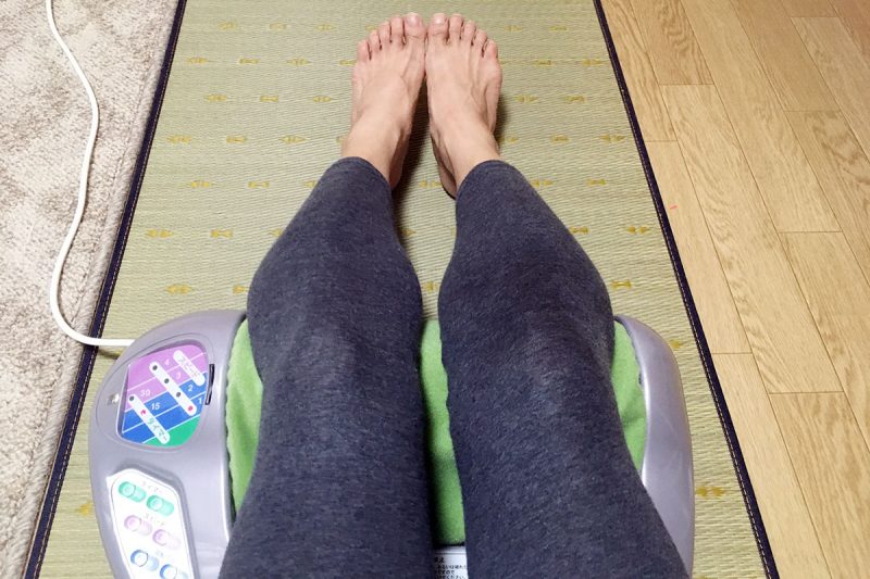若石ローラーで足もみ