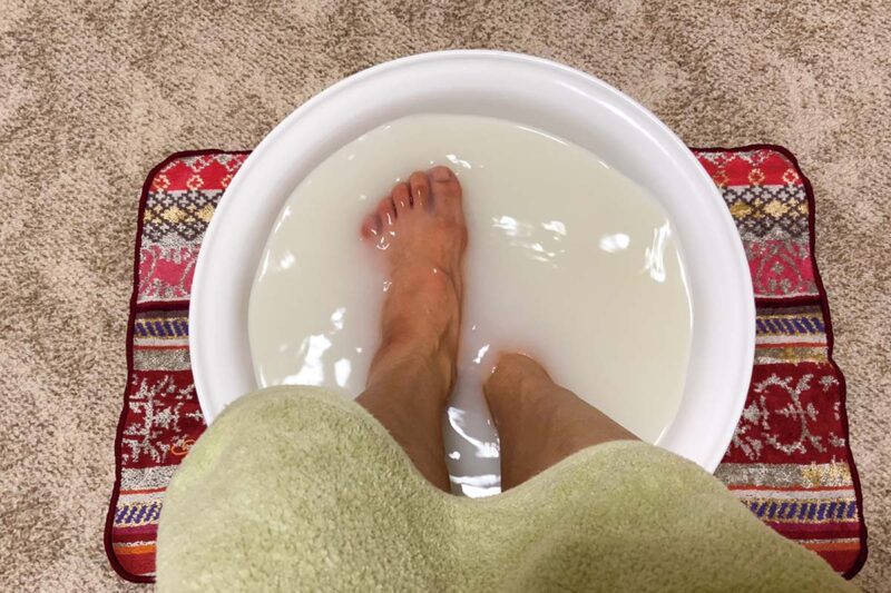 足もみの前に大地のクレイでアーシング