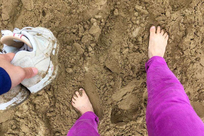 足もみの前に大地のクレイでアーシング